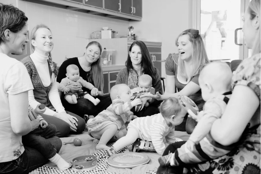 Rencontre parentale lors d’un atelier parents-bébé à Marseille