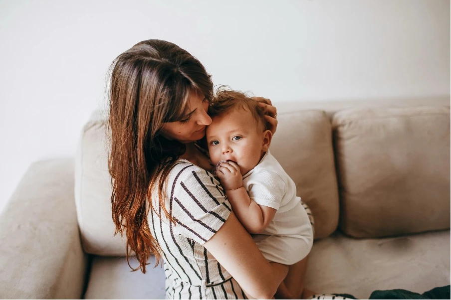 Moment de lien parent-bébé après un atelier massage ou reflexologie ou yoga