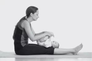 atelier yoga bébé à Marseille – parent accompagnant le mouvement de son bébé"