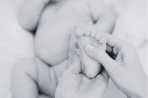 réflexologie bébé neuro-affective – toucher respectueux du pied du bébé