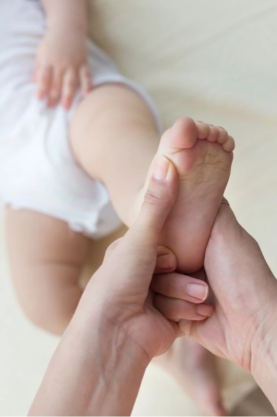 Réflexologie bébé douce réalisée par un parent lors d’un atelier à Marseille