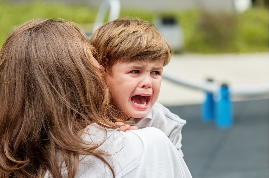 Parent disant au revoir à son jeune enfant lors de l'accueil en crèche dans un climat rassurant.
